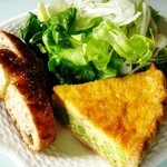 パーラー江古田 - 持ち帰って並べたなんちゃってキッシュセット（枝豆とたまねぎのキッシュと、雑穀パンのスライス）