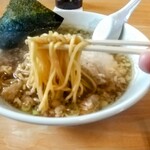 えびす家 - 金ラーメン（鶏ガラ醤油）の麺
