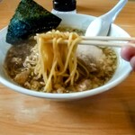 えびす家 - 金ラーメン（鶏ガラ醤油）の麺