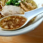 えびす家 - 金ラーメン（鶏ガラ醤油）のスープ