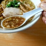 えびす家 - 金ラーメン（鶏ガラ醤油）のスープ