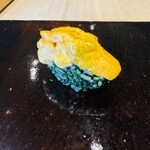 鮨 三心 - ウニ(すじ青のりのシャリ)