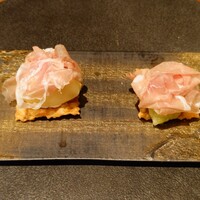 cenci - ペルシュウ（=パルマ産豚後ろ脚の生ハム）左：桃とリコッタチーズ、右：茄子とリコッタチーズとカルダモン