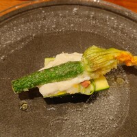 cenci - ズッキーニとアスパラのビーガン料理、花ズッキーニ添え、湯葉のソース