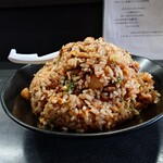 九州ラーメン うまか - 横から撮影するとチャーハンの多さが分かる（笑）

食感はシットリとパラパラの中間位の焼き具合

味わいは焦がし醤油と揚げニンニクの
香ばしい香りとコク感、油の円やかさ
唐辛子のピリ辛感がある味わい
