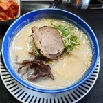 九州ラーメン うまか - ◯豚骨ラーメン
スープの豚骨は
よく味わうと、塩味は割とシッカリ目なんだけど

アッサリ感と旨味感が両立していて
あまり塩味の強いことが気にならず

バランスの良い美味しい味わいがしている