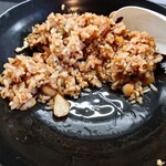 九州ラーメン うまか - 食べてる最中にも油が皿に滴っている

味付けはシッカリとした強めな味わいではあるけれど
油の円やかさのお陰か、そんなに辛くは感じない

ジャンキーさと中毒性のある
美味しい味わいには感じる♪