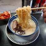 九州ラーメン うまか - 麺はパツッと切れる食感で硬め良い感じ
