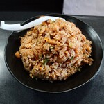 九州ラーメン うまか - ◯うまかチャーハン
出来たてが提供された

チャーハンからは刺激のある湯気が立ち上り
目が軽くショボついて痛いなあ（笑）

これは、唐辛子が蒸気に乗り
気化してるんじゃないか？www