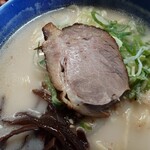 九州ラーメン うまか - チャーシューは醤油ダレでシッカリ目に煮られていて

間違いなくシッカリとした獣臭を感じる

けれど、軽く嫌な感じでは済んでいる
