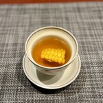 中華寝台 - いつもの薬膳スープ。
      夏は玉蜀黍ですね。これまた甘くて好み。