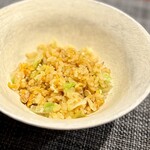 中華寝台 - レタスチャーハンも、もちろんプロのパラパラ感♪
      具材はシンプルながら、発酵調味料ハムユイの動物的な味の深みが乗るので、物足りなさはまったくありません。