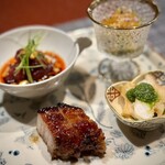 中華寝台 - 前菜盛り合わせ。左奥から時計回りに、よだれ鯨、毛蟹、つぶ貝、焼豚。
      以前よりも焼豚が大きくなったのが嬉しい♪
      ブルーチーズとの相性も相変わらずですが、いつか、このチャーシューメンとかやってほしい（笑）