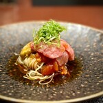 中華寝台 - さらに、山形牛の冷麺！
      とろける肉にまったくクドさはなく、焼き茄子＆焼きトマトでさっぱり♪
      辛味ダレとの相性も完璧です(^^)