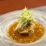 中華寝台 - 「冷し中華はじめました」の文字を見て、抗える術を知りません(^^)
      追加でお願いした冷し中華。
      麺は、今年もパスタのカッペリーニ。胡瓜まで同じ太さにカットされていて、食感の邪魔をしません。爽やか美味。