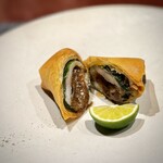 中華寝台 - 夏のスペシャリテ、鮎の春巻き！
      身の中に肝ソースを詰めて揚げています。
      山椒塩や酢橘も完璧にサポートしてくれますし、これは大好物なんです♪