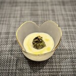 中華寝台 - こちらも定番のピータン豆腐。
      豆乳ムース、枝豆にキャビア。豪華さが増していますが、お味もちゃんと付いてきています。
      特に、枝豆がよき…(^^)