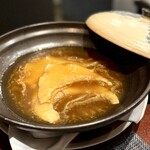 中華寝台 - どーん！
      このところ、ずーっと毛鹿鮫でしたが、本当に久しぶりに葦切鮫。繊維自体が柔らかくて美味しい。