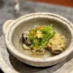 中華寝台 - これ、うんめぇ〜(^^)
      大ぶりの蒸した岩牡蠣に、にんにくの効いたタレ。禁じ手ですな（笑）
      そして、春雨も大好物♪