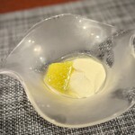 中華寝台 - 和三盆で作ったという杏仁豆腐。
      優しい甘さ。