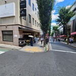 紀の善 神楽坂 - 外観風景。坂下った先にＪＲ・東京メトロの飯田橋駅がある。