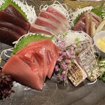 串屋 晴 - 刺身盛り合わせ（左上から時計回りでインド鮪、鰤、鰹、太刀魚、鮪中トロ）