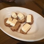 新宿 牡蠣入レ時 - いぶりがっこチーズ