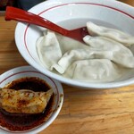 香蘭 宇都宮駅西口店 - 焼き餃子が辣油まみれ　辛さは控え目でも風味豊か