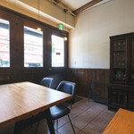 MORITO - 店内のテーブル席の風景です