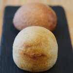 MORITO - ランチコース 2200円 のライ麦パン、赤ワインパン