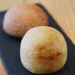 MORITO - ランチコース 2200円 のライ麦パン、赤ワインパン