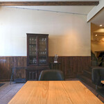 MORITO - 店内のテーブル席の風景です