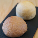 MORITO - ランチコース 2200円 のライ麦パン、赤ワインパン