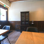 MORITO - 店内のテーブル席の風景です