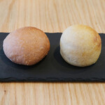 MORITO - ランチコース 2200円 のライ麦パン、赤ワインパン