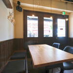 MORITO - 店内のテーブル席の風景です