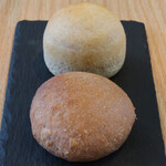 MORITO - ランチコース 2200円 のライ麦パン、赤ワインパン