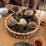 割烹バル あ晴れ - 籠盛(お刺身、角煮、ブルーチーズとさつまいものポテサラ、茄子の煮浸し、レバーなど)