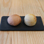 MORITO - ランチコース 2200円 のライ麦パン、赤ワインパン