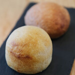 MORITO - ランチコース 2200円 のライ麦パン、赤ワインパン