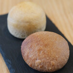 MORITO - ランチコース 2200円 のライ麦パン、赤ワインパン