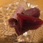 すしやのたい悟 - 宮城県塩釜産天然本鮪を左から大トロ、中トロ、手前が赤身