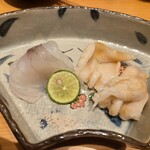 すしやのたい悟 - 左が鯒（長崎対馬）で塩で頂く。右が石垣貝（陸前高田）で卓上醤油で頂く