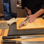 すしやのたい悟 - 鯒を捌き中