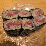 すしやのたい悟 - 宮城県塩釜産の天然本鮪の中落ちとエシャロットの細巻き（通称がエシャトロ巻き）