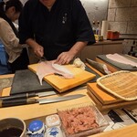 すしやのたい悟 - 平目を捌き中