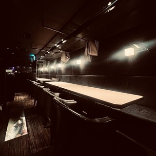 非日常空間へあなたを迎えます。個室完備、大人の遊び場へご案内