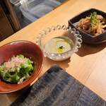 炭火焼き鳥 鶏尽 - ・先付け350円
            ・ゴーヤの浅漬け400円
            ・親鳥ひね川ポン酢430円