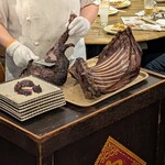 中国茶房8 - 鹿の丸ごと焼き　烤全鹿