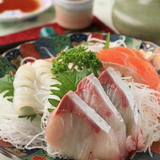 Full of Hakata specialties such as specially selected sashimi and Motsu-nabe (Offal hotpot)! Banquet course from 4000 yen♪
